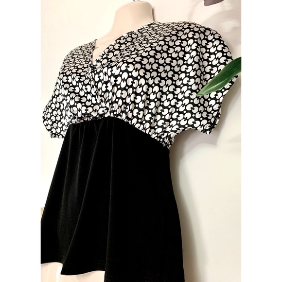 Black/white blouse - Picture 9 of 10